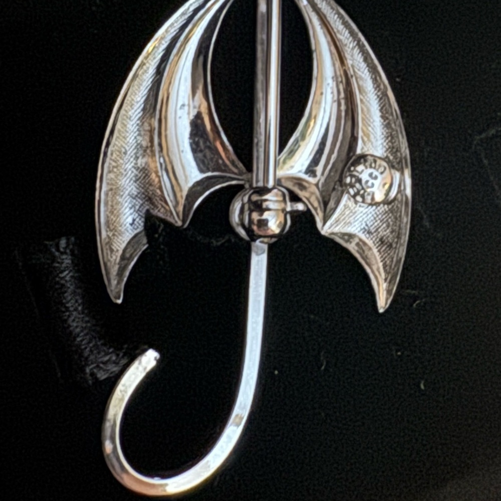 Silver Bat Wing Brooch - Picture 2 of 2